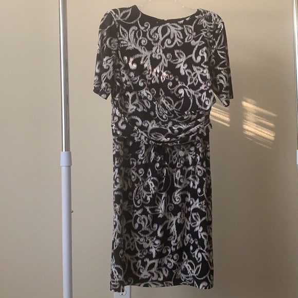 JNY black & white mid sleeve sheath dress. In new like condition. Stylish girl! - Picture 3 of 9